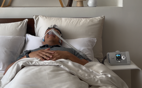 A man sleeping with a CPAP machine