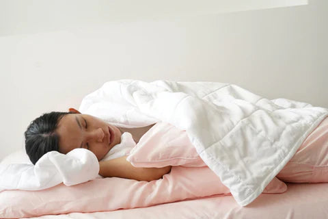 Girl sleeping under Weavve’s TENCEL Lyocell duvet